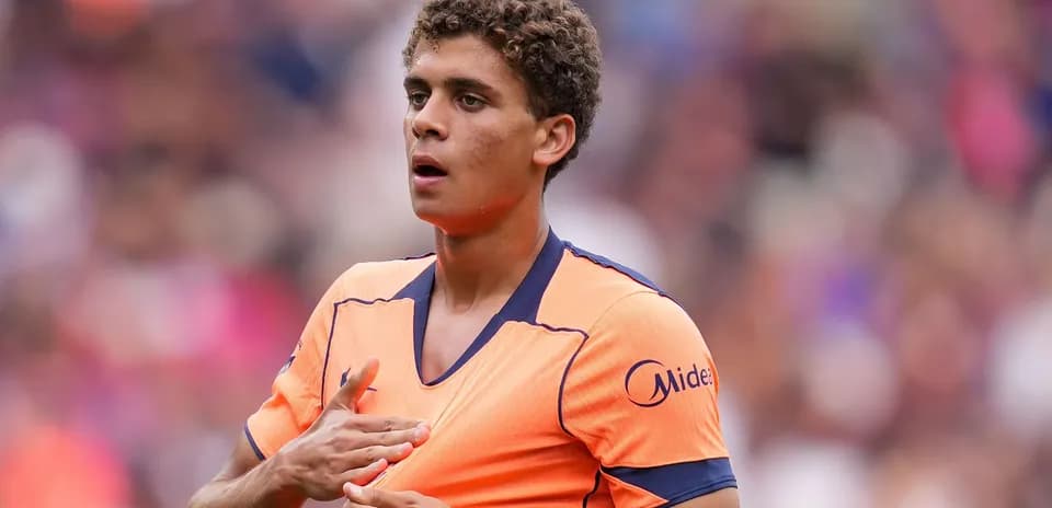 Jugador en camiseta naranja durante un partido de fútbol