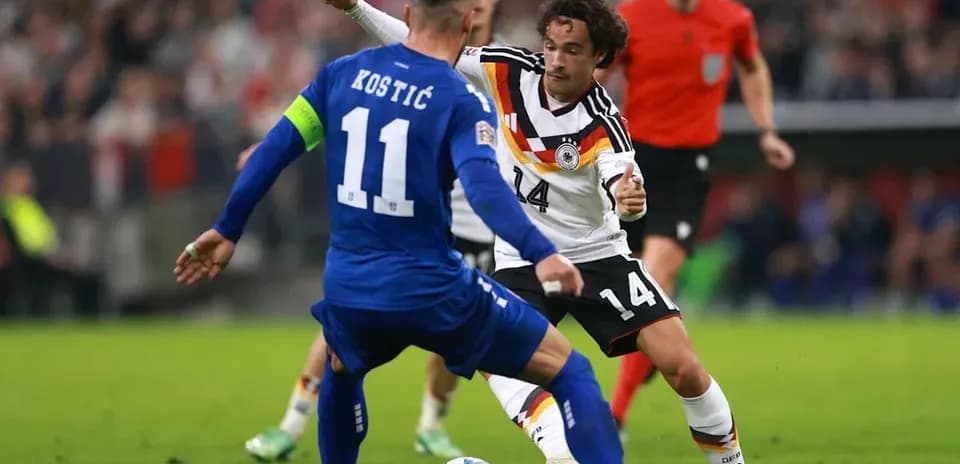 Jugadores en acción durante partido de fútbol