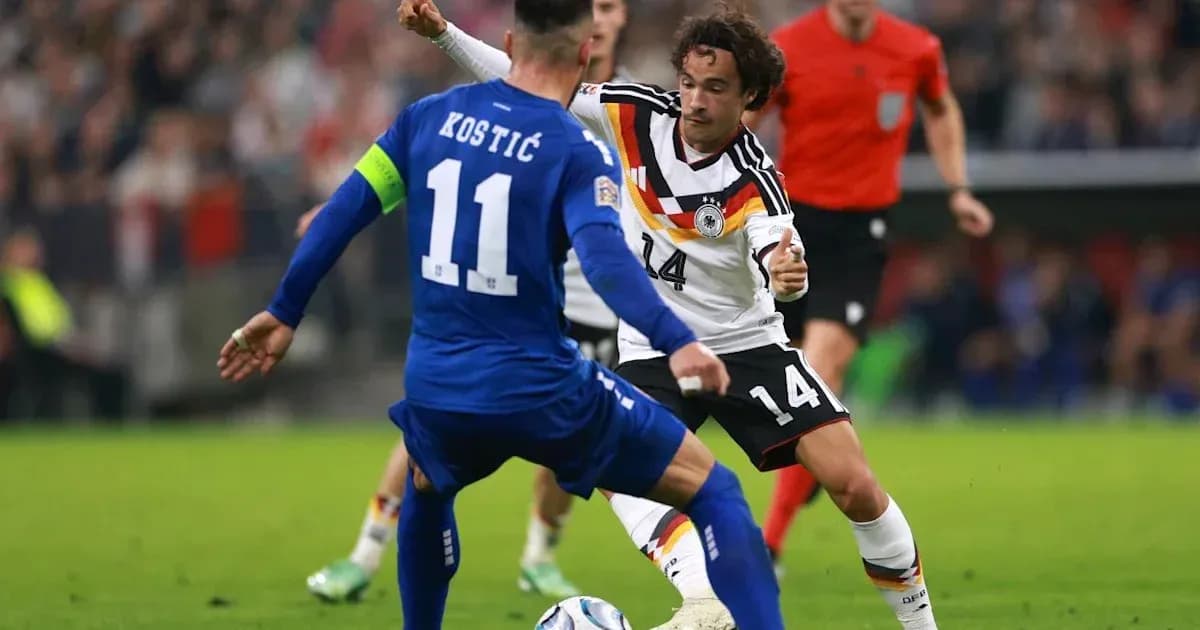 Jugadores en acción durante partido de fútbol