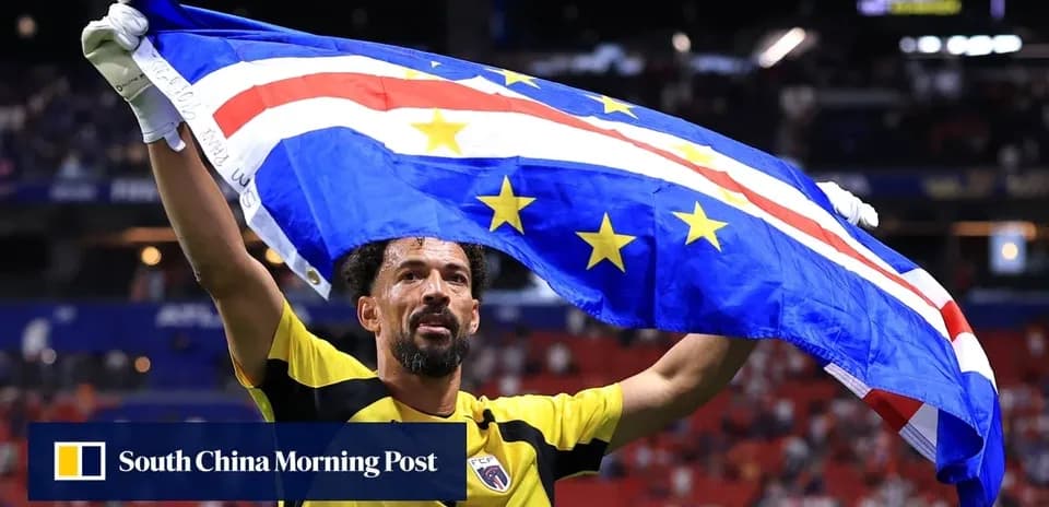 Portero sosteniendo la bandera de Cabo Verde