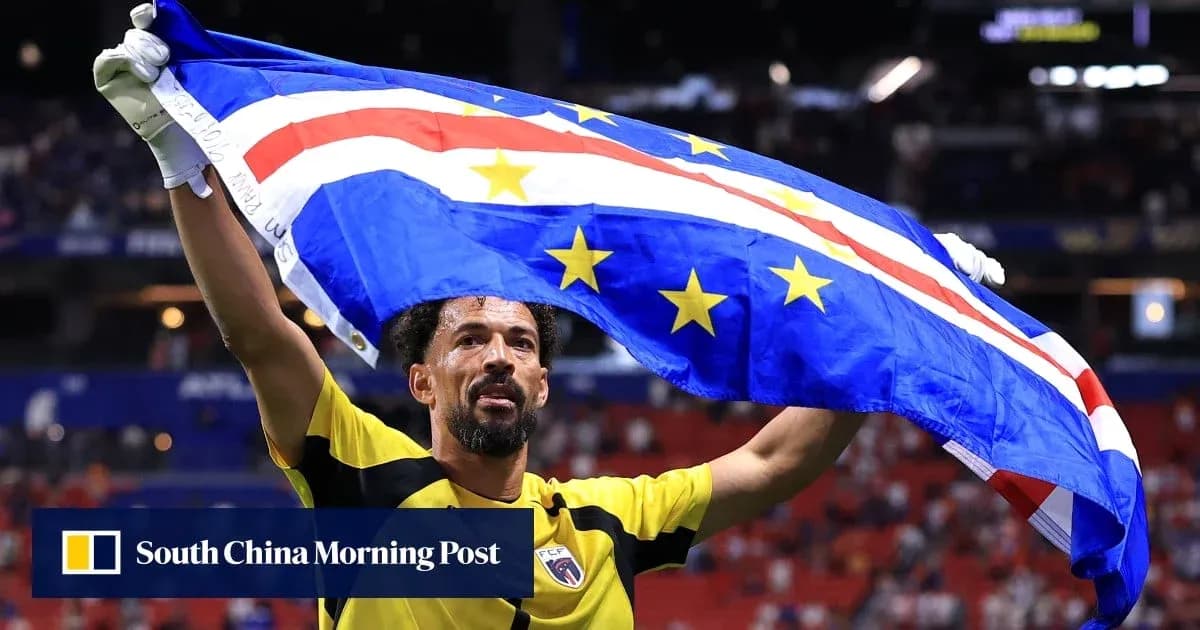 Portero sosteniendo la bandera de Cabo Verde