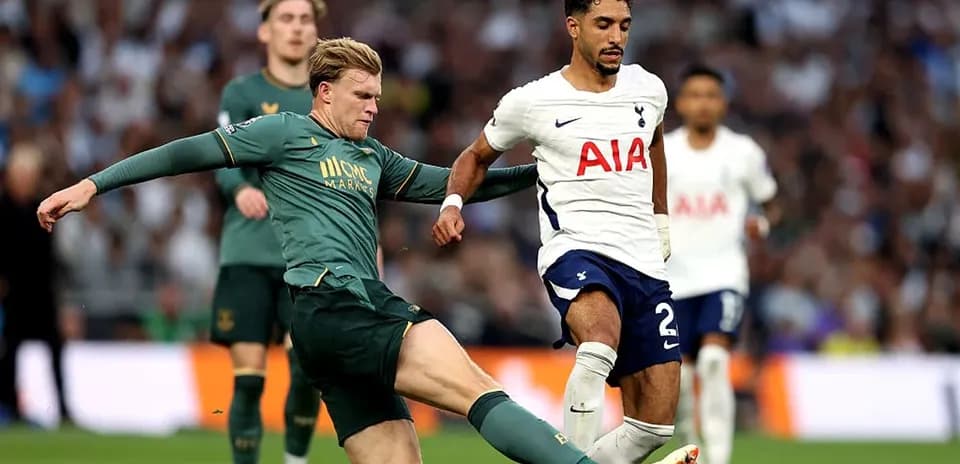 Jugador de Tottenham evitando una entrada durante el partido