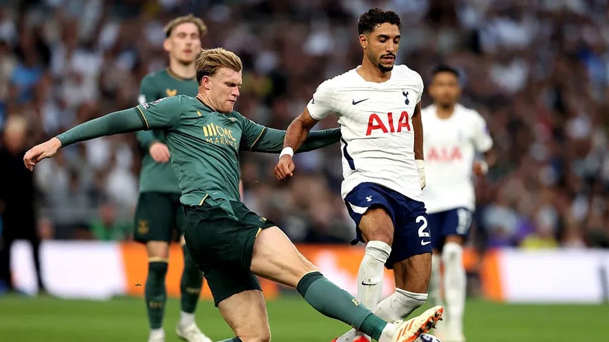 Jugador de Tottenham evitando una entrada durante el partido