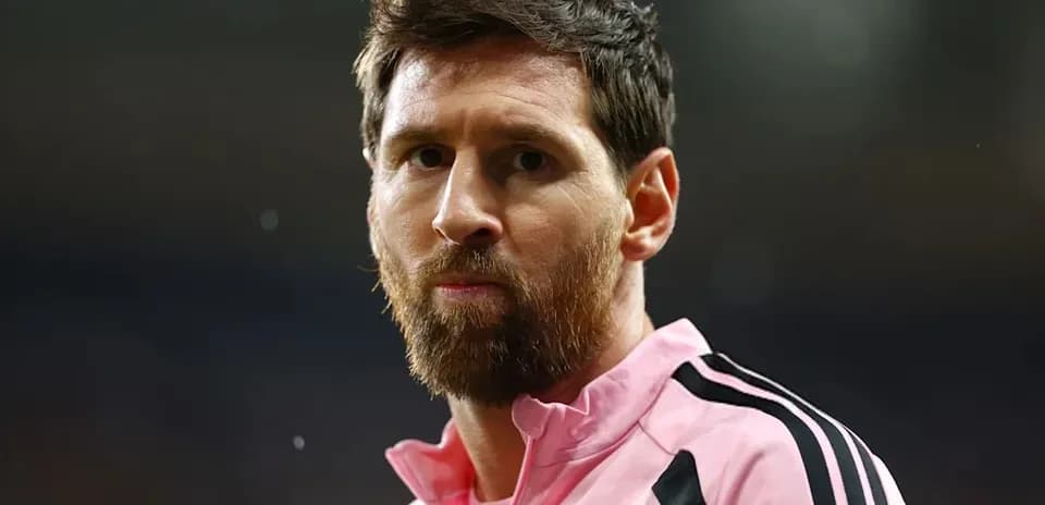 Jugador en uniforme rosa durante partido de fútbol