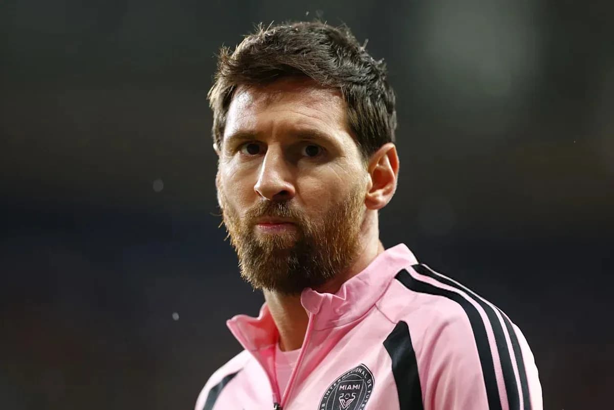 Jugador en uniforme rosa durante partido de fútbol