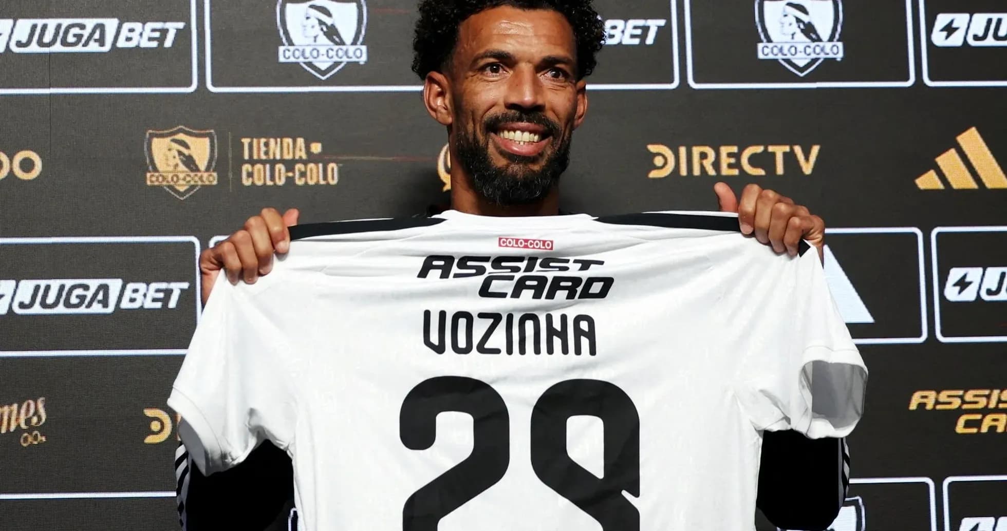 Jugador mostrando camiseta de Colo-Colo en presentación