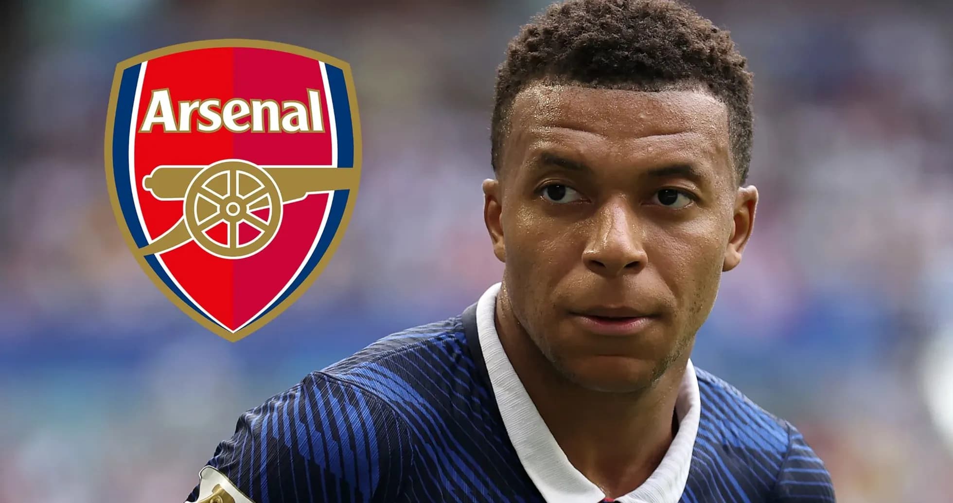 Jugador de fútbol con el escudo de Arsenal