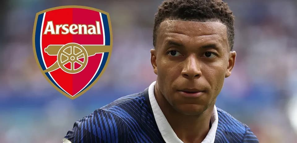 Jugador de fútbol con el escudo de Arsenal