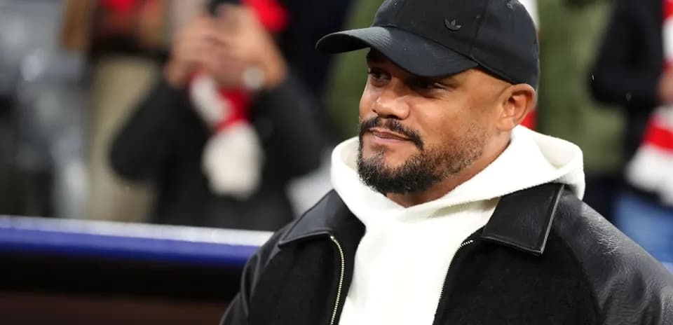 Hombre con gorra negra y chaqueta en el estadio