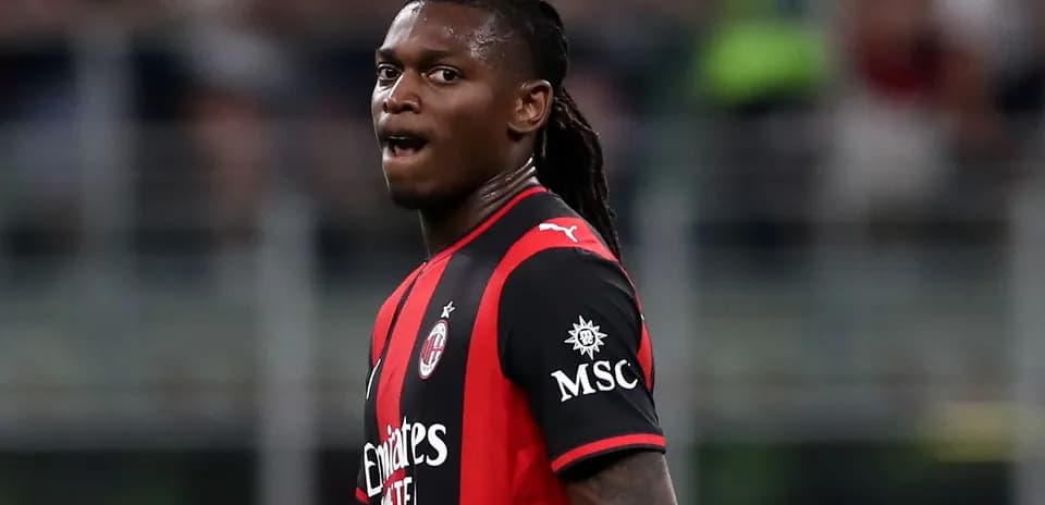 Jugador de AC Milan en acción durante el partido