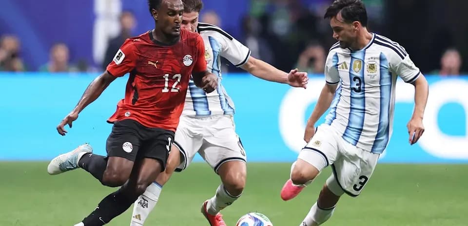 Jugador de Egipto superando a dos defensores argentinos