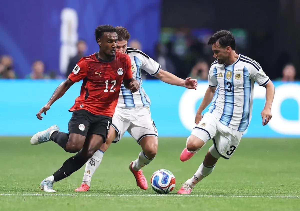 Jugador de Egipto superando a dos defensores argentinos