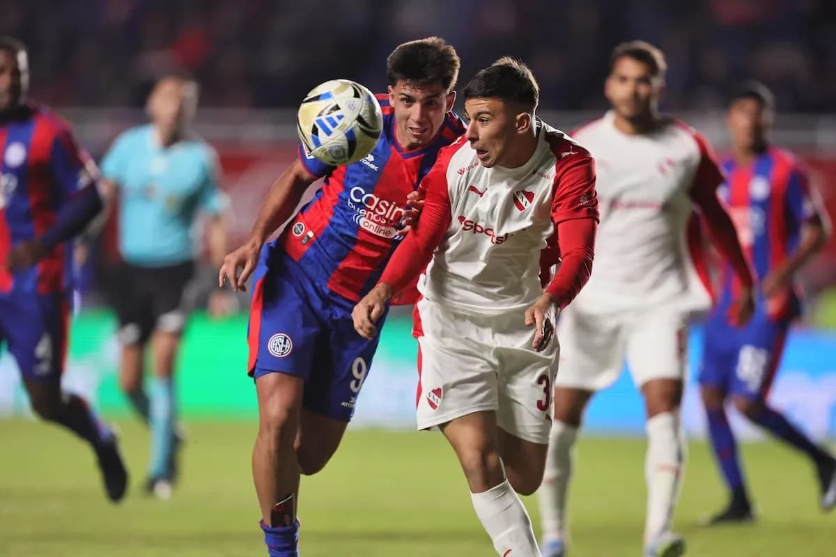 Jugadores de Independiente y San Lorenzo en acción