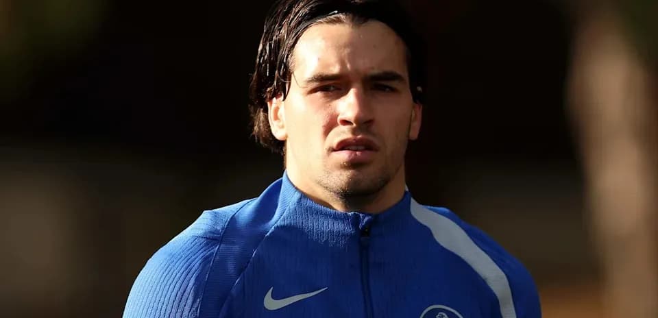 Jugador en camiseta azul de entrenamiento de Chelsea