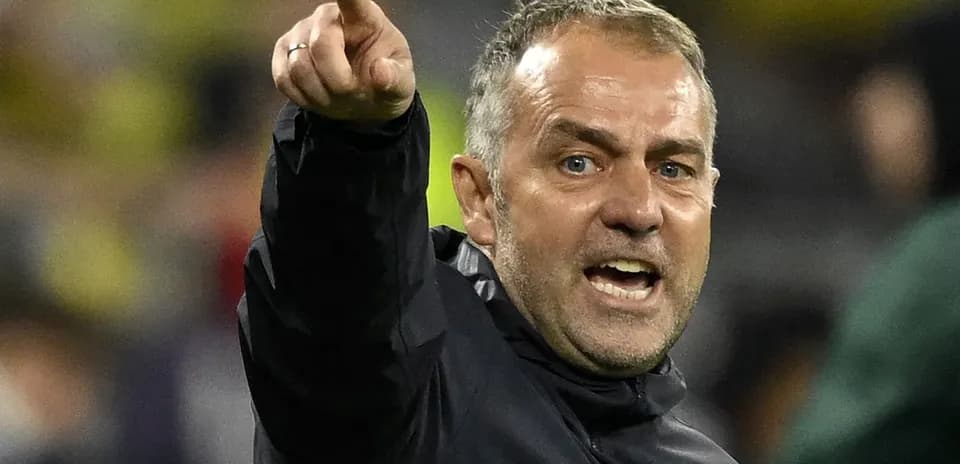 Entrenador dirigiendo a su equipo durante el partido