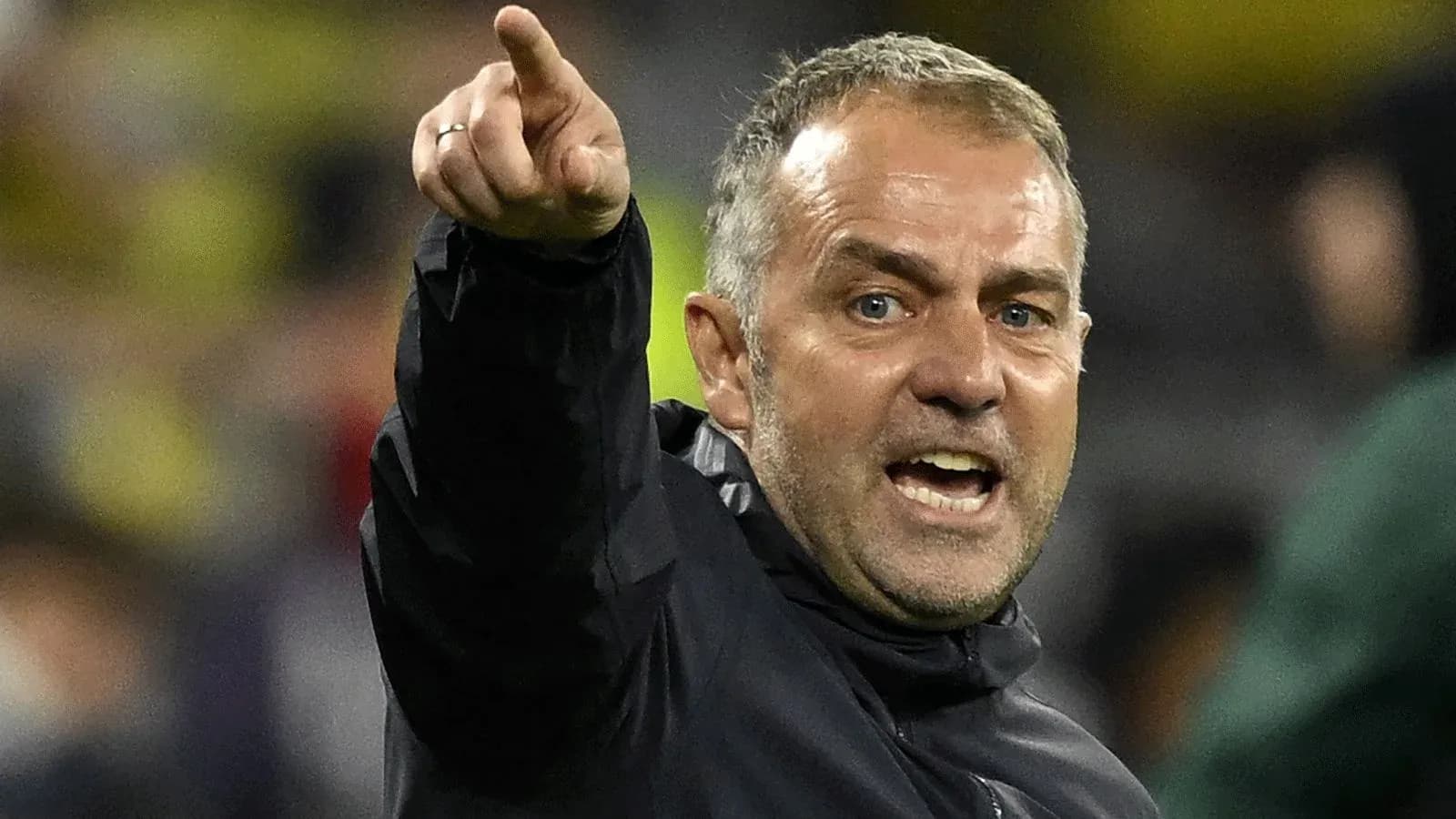 Entrenador dirigiendo a su equipo durante el partido