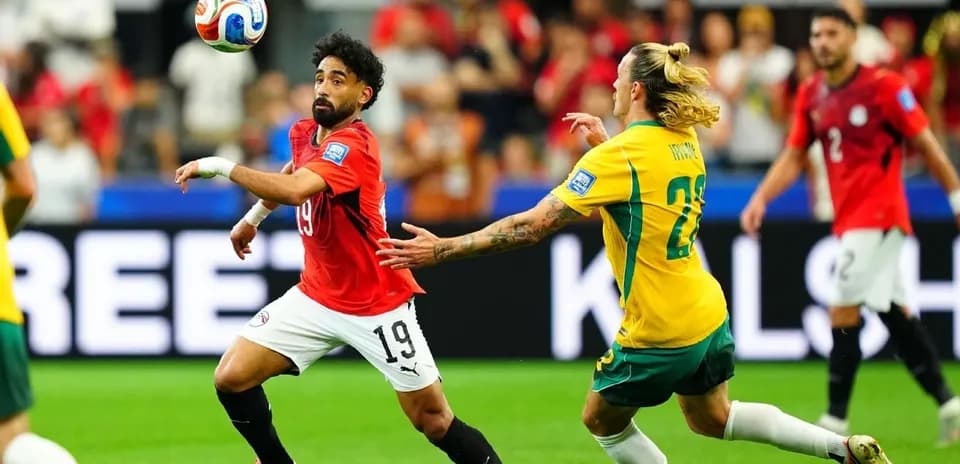 Jugador egipcio controla el balón en partido contra Australia