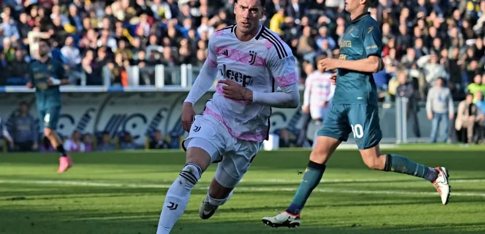 Jugador de Juventus corriendo durante el partido