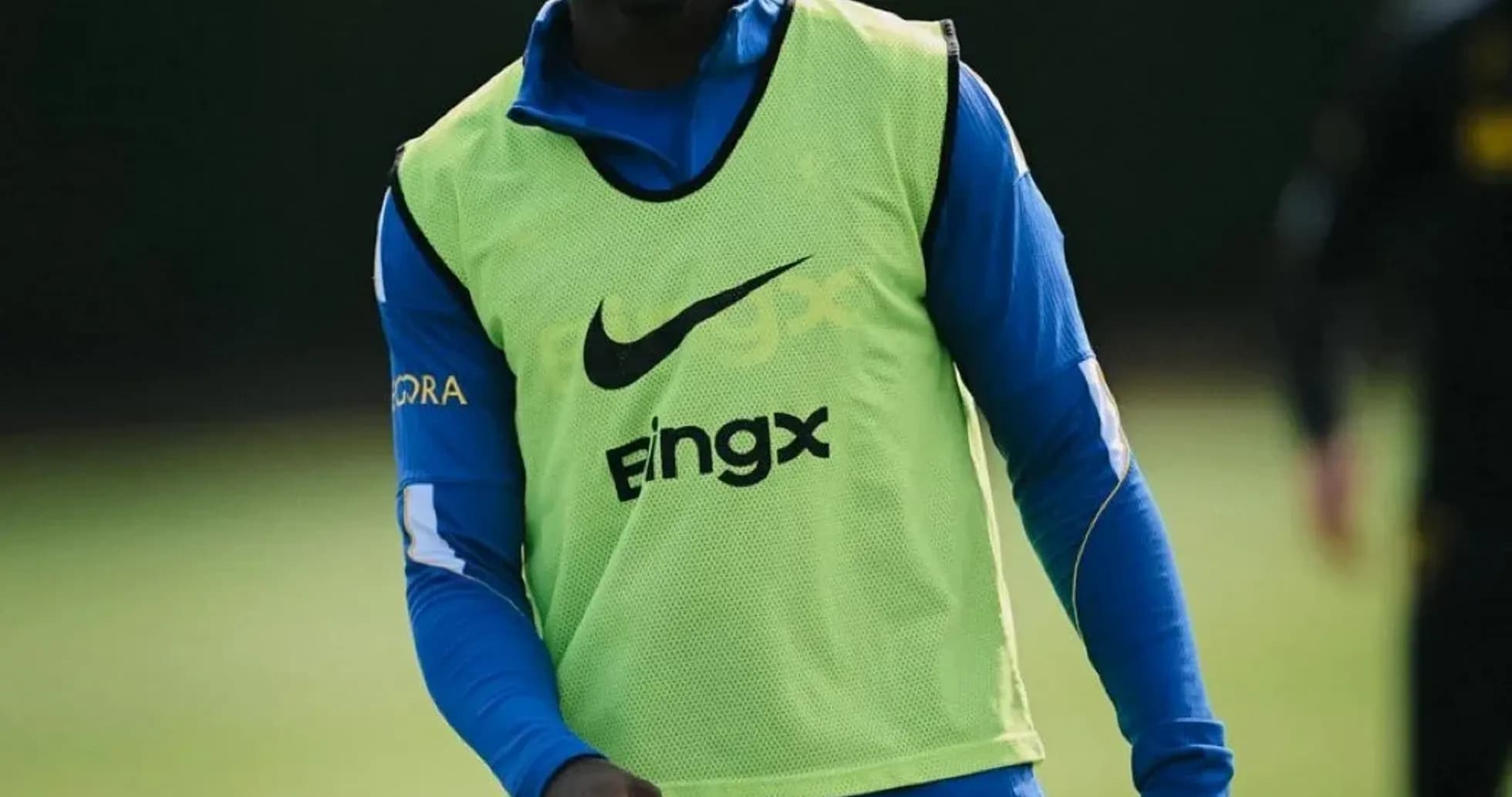 Jugador entrenando con chaleco en campo de entrenamiento