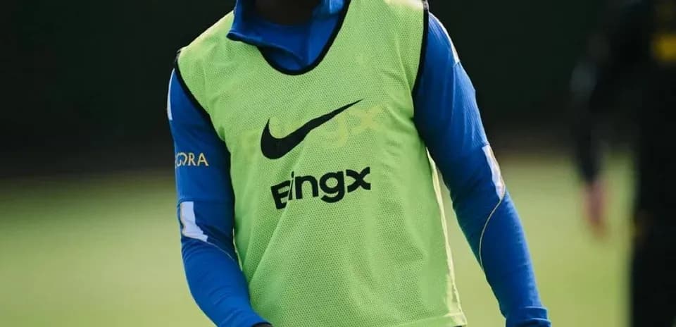 Jugador entrenando con chaleco en campo de entrenamiento