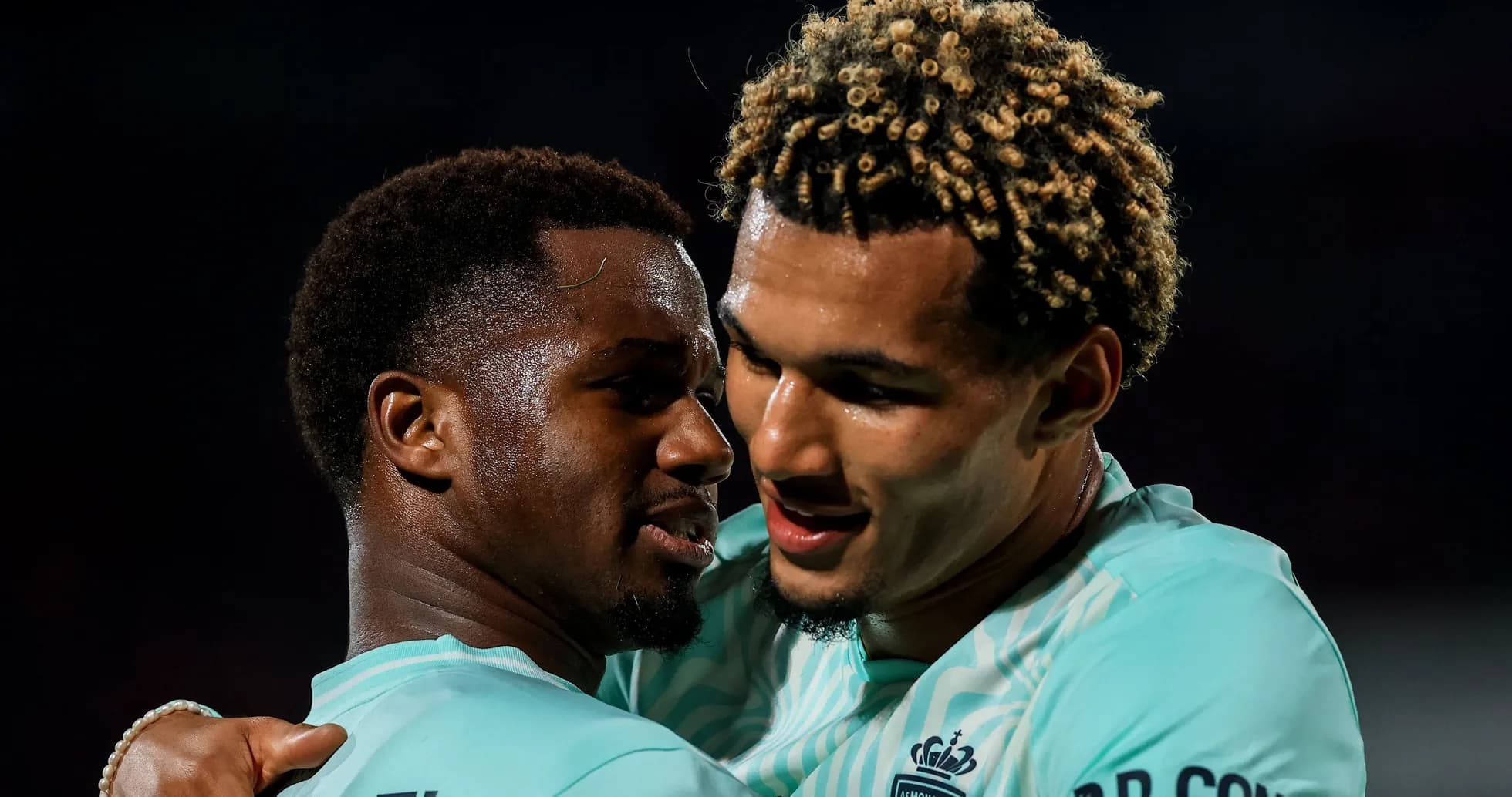 Jugadores abrazándose en celebración después de un gol