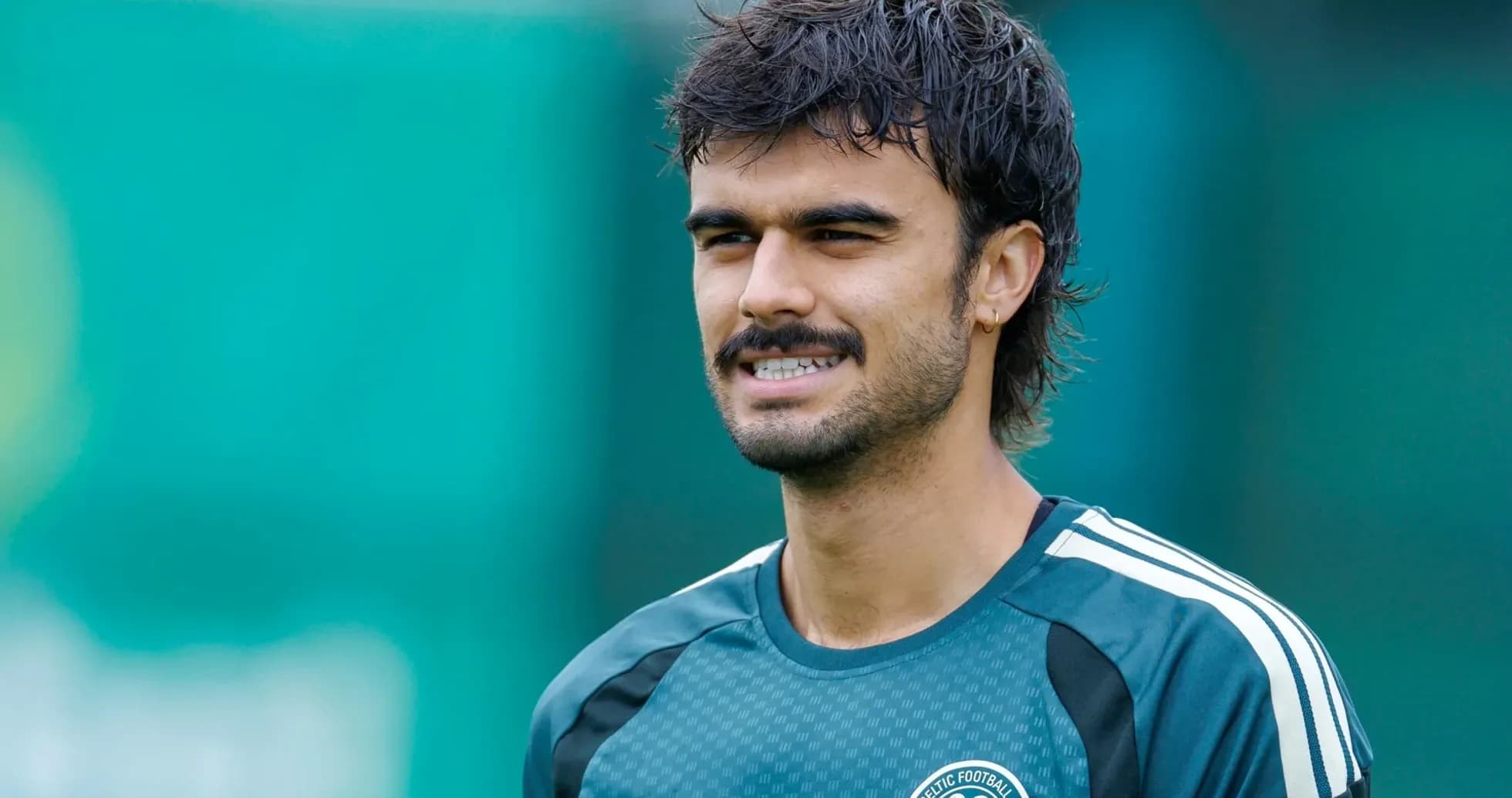 Jugador sonriendo durante la sesión de entrenamiento