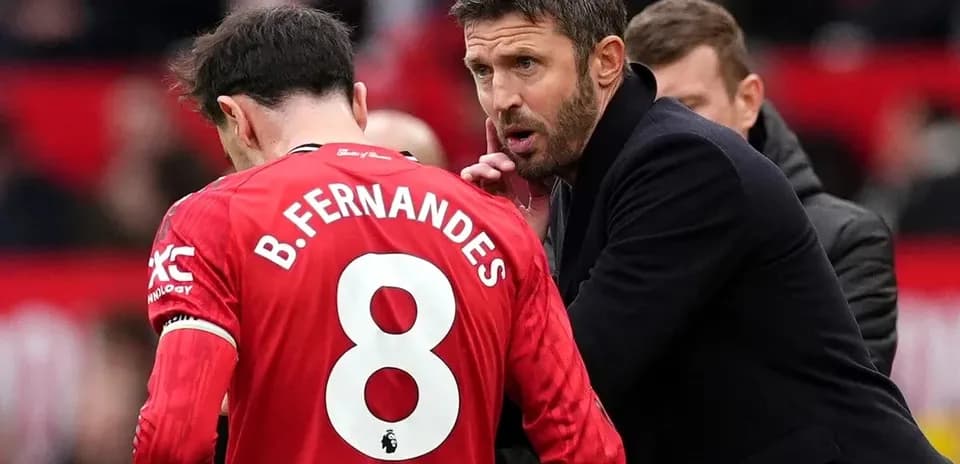 Bruno Fernandes conversando con el entrenador en el banquillo