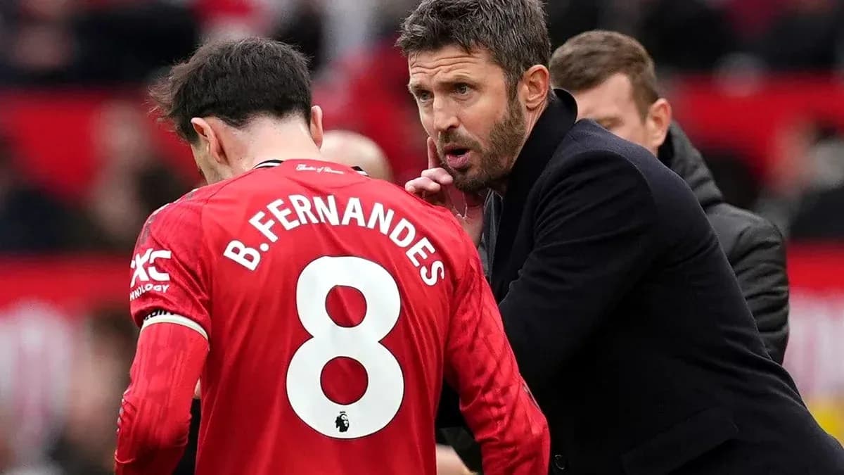 Bruno Fernandes conversando con el entrenador en el banquillo