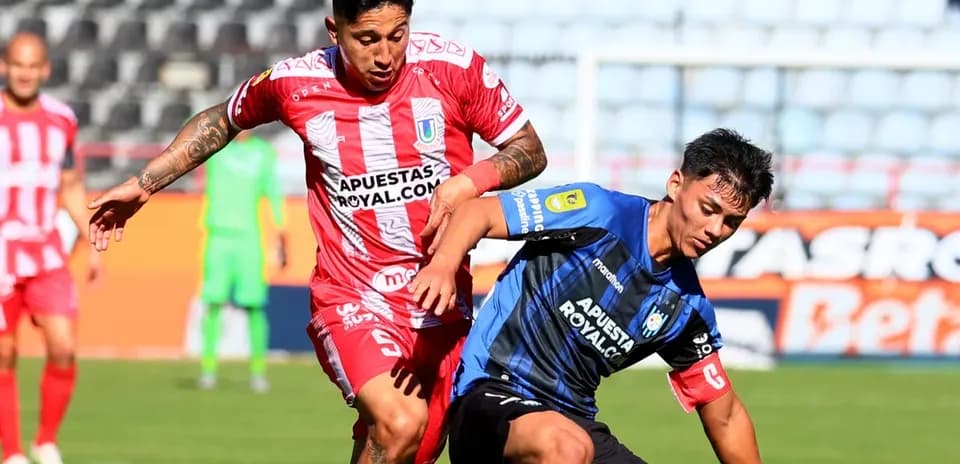 Jugadores de Huachipato y Unión La Calera disputando el balón