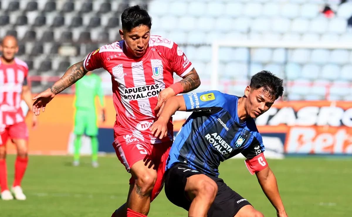 Jugadores de Huachipato y Unión La Calera disputando el balón