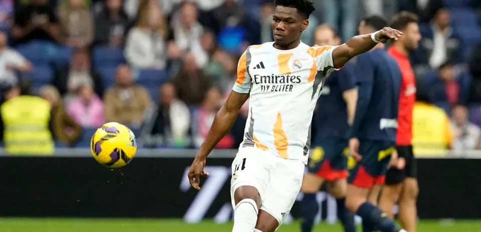 Jugador de Real Madrid lanzando un balón durante el partido