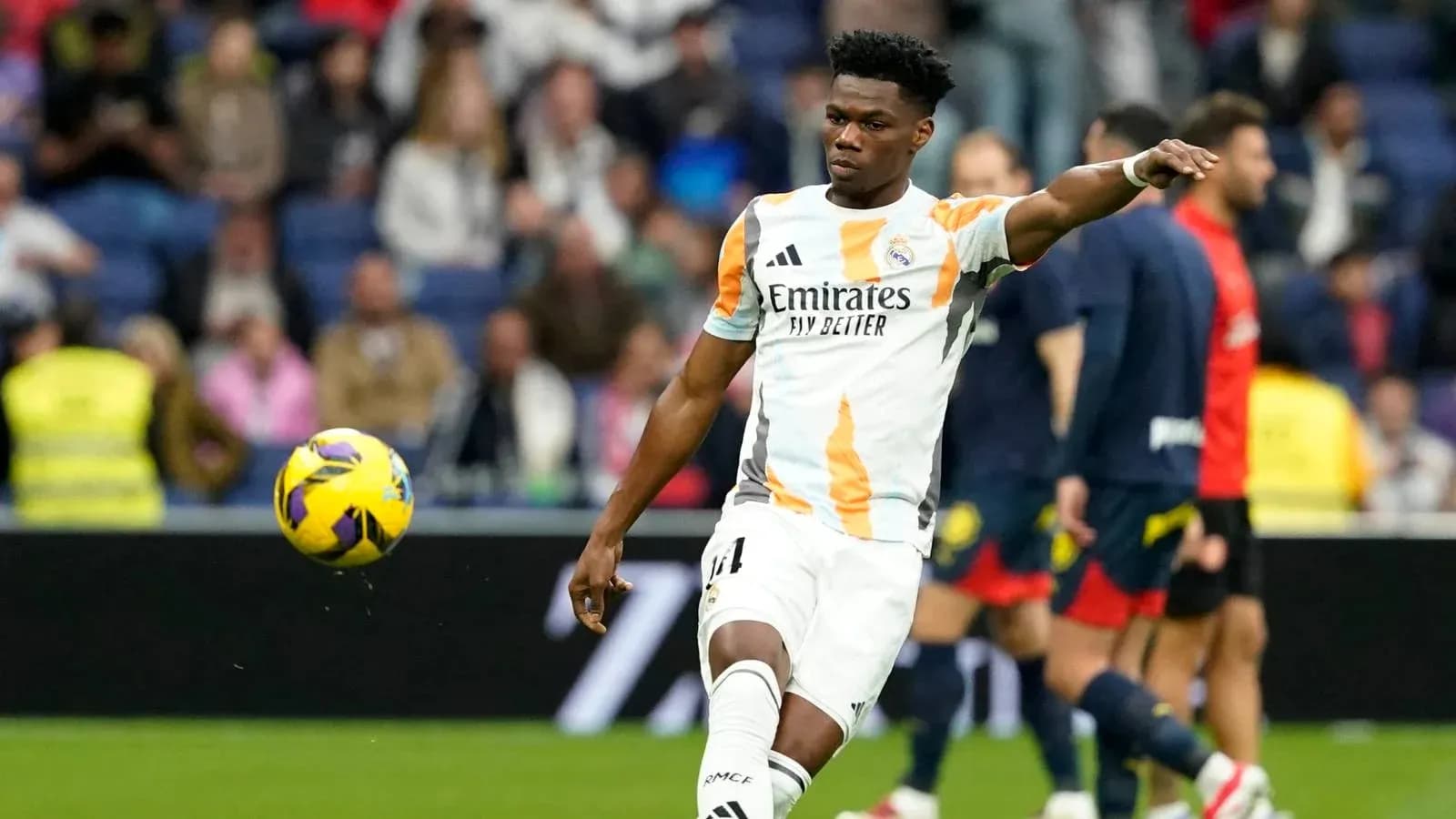 Jugador de Real Madrid lanzando un balón durante el partido