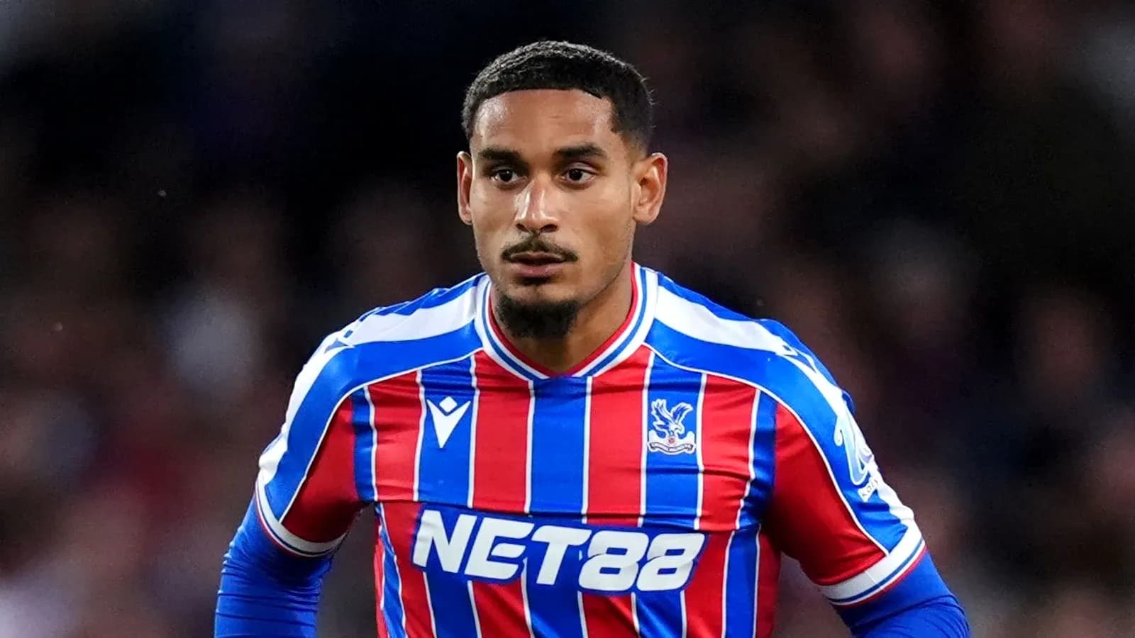 Jugador de Crystal Palace en acción durante el partido