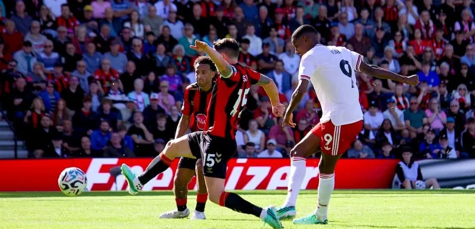 Jugadores de Bournemouth y Liverpool en acción