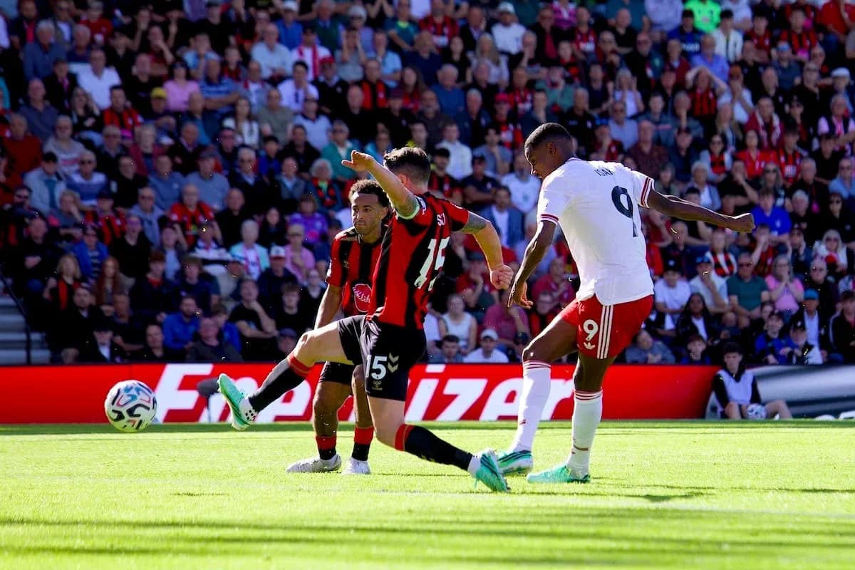 Jugadores de Bournemouth y Liverpool en acción