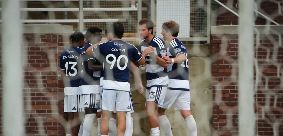 Jugadores celebrando un gol durante el partido