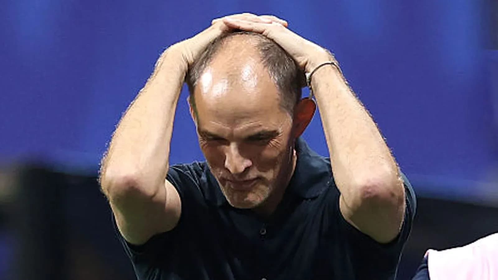 Entrenador con manos en la cabeza durante el partido