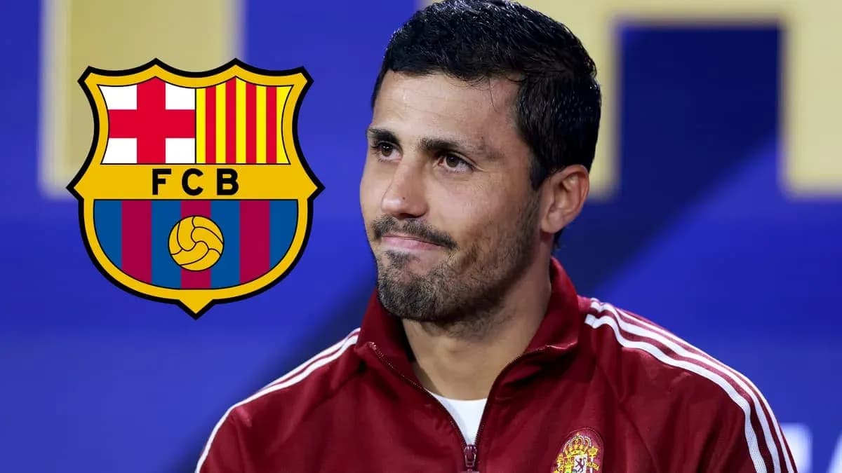 Jugador en conferencia de prensa con logo del FC Barcelona