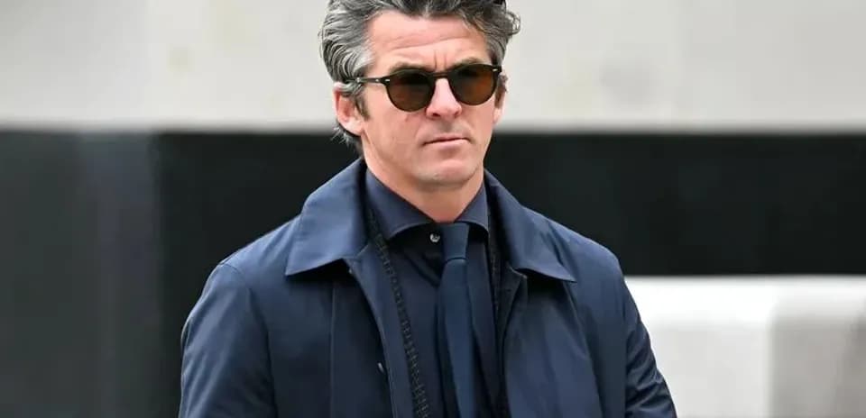 Hombre vestido con chaqueta y gafas de sol