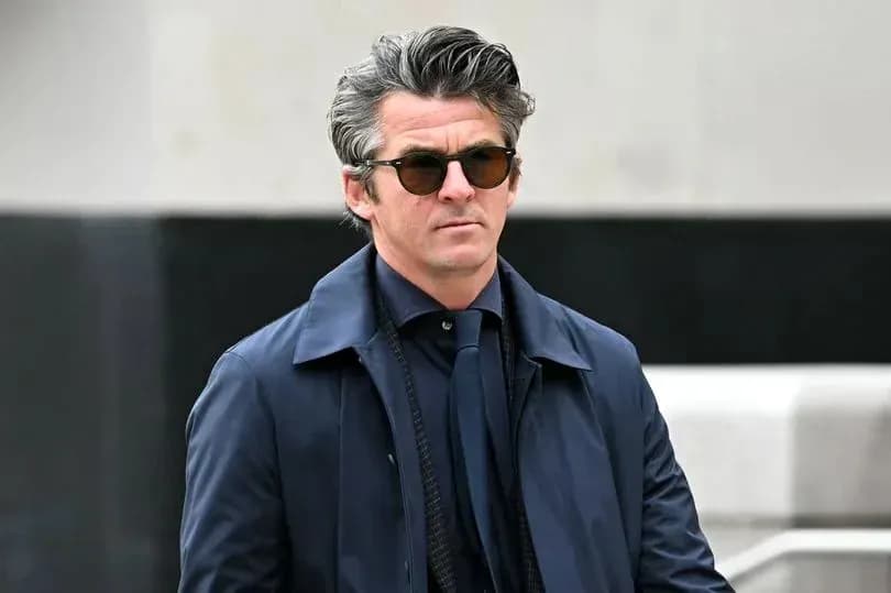 Hombre vestido con chaqueta y gafas de sol