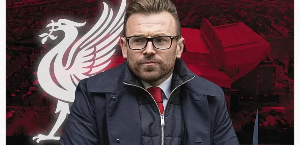 Persona con gafas frente al logo de Liverpool