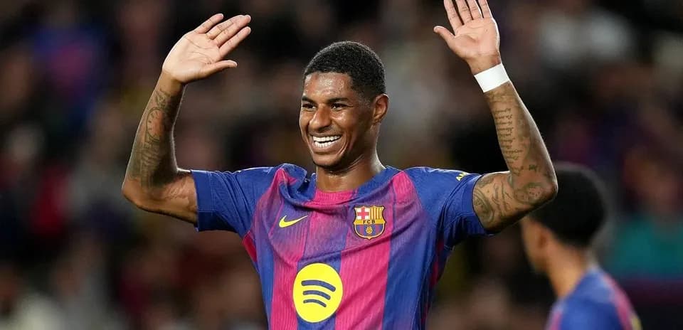 Jugador del Barcelona saludando al público durante el partido