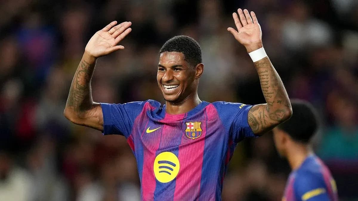 Jugador del Barcelona saludando al público durante el partido