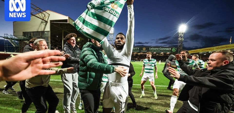 Jugador de Celtic celebrando con aficionados tras el partido