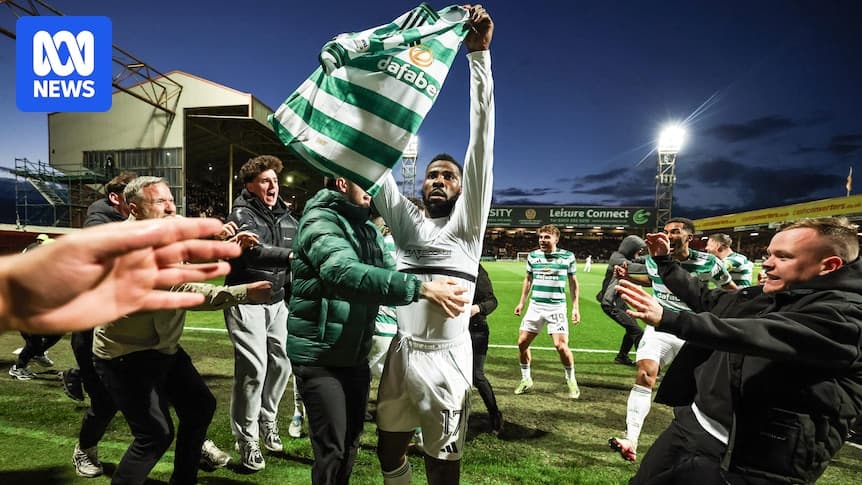 Jugador de Celtic celebrando con aficionados tras el partido