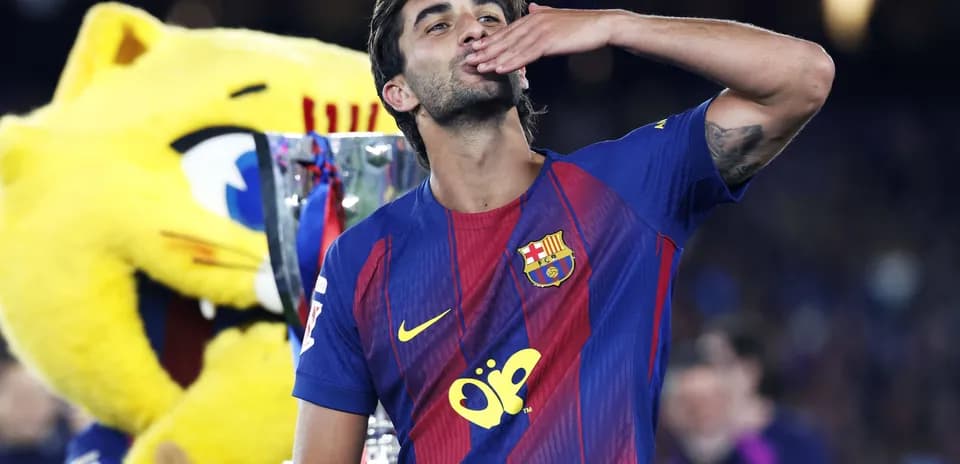 Jugador de Barcelona besando el trofeo de campeón