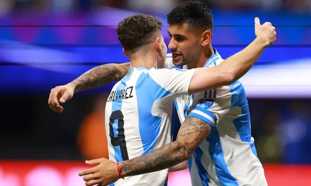 Jugadores de Argentina abrazándose tras un gol