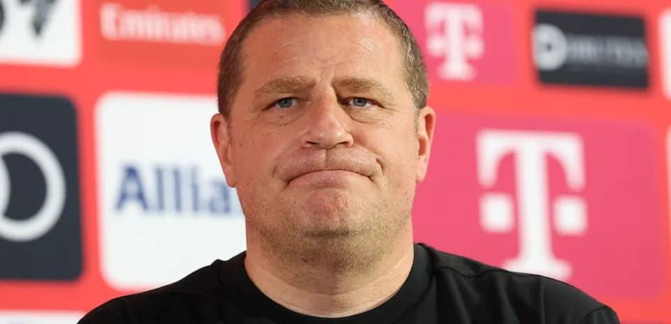 Entrenador en conferencia de prensa con fondo colorido
