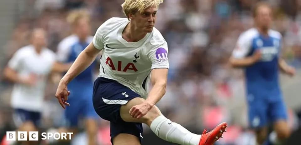 Jugador de Tottenham pateando el balón durante el partido