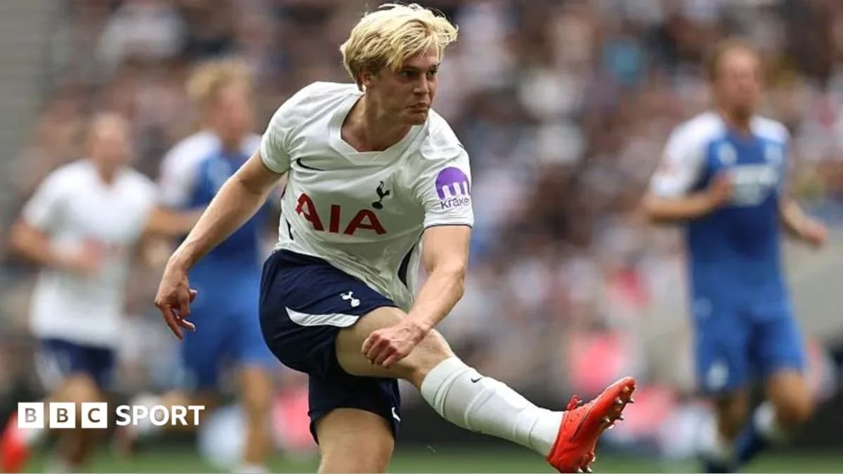 Jugador de Tottenham pateando el balón durante el partido
